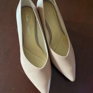 Clarks cream color low pumps
